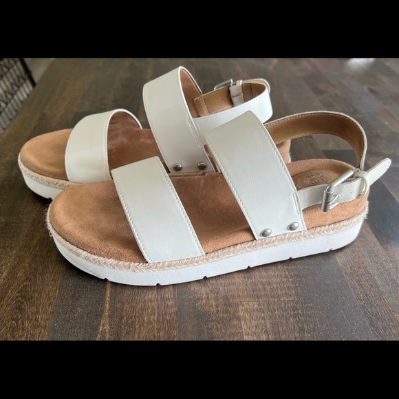 Time and Tru Shoes - Womens Size 9 Platform Sandals